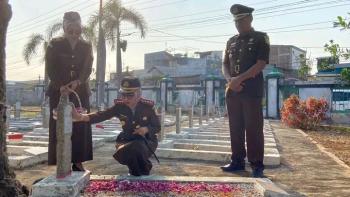 Peringati Hari Bhakti Adhyaksa Ke 63,  Kejari Ziarah ke TMP Pekalongan